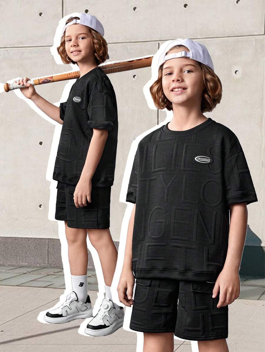 SHEIN Conjunto casual de 2 piezas para niños preadolescentes, que incluye camiseta de manga corta de punto unicolor con parches de letras y pantalones cortos con bolsillo