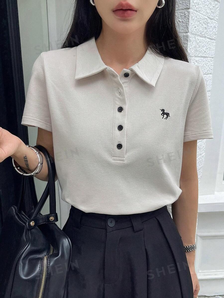 DAZY Camiseta de mujer de manga corta con cuello en V, decoración bordada, de uso diario y sencilla
