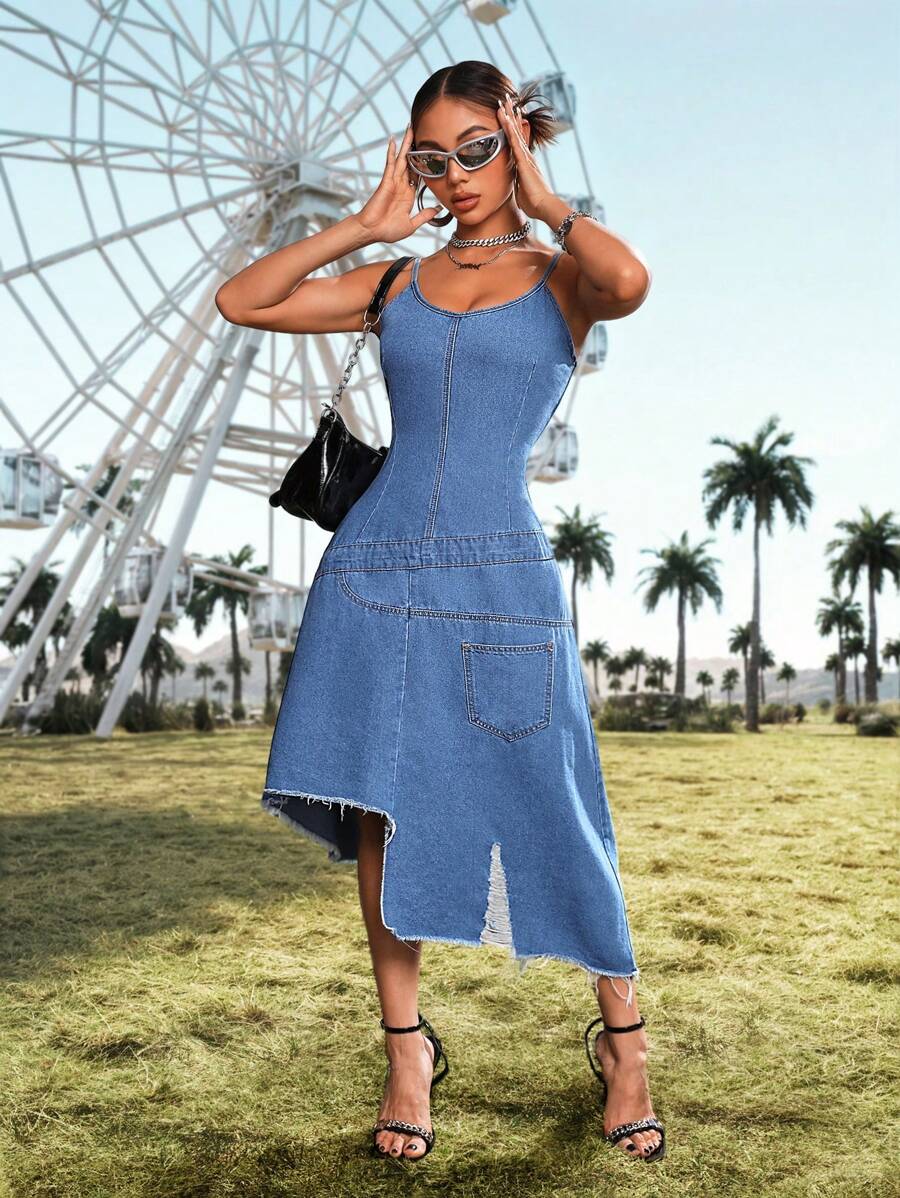 SHEIN ICON Tuta di jeans ampia e sexy da donna con stile street, orlo sfilacciato e spallacci larghi, colore blu