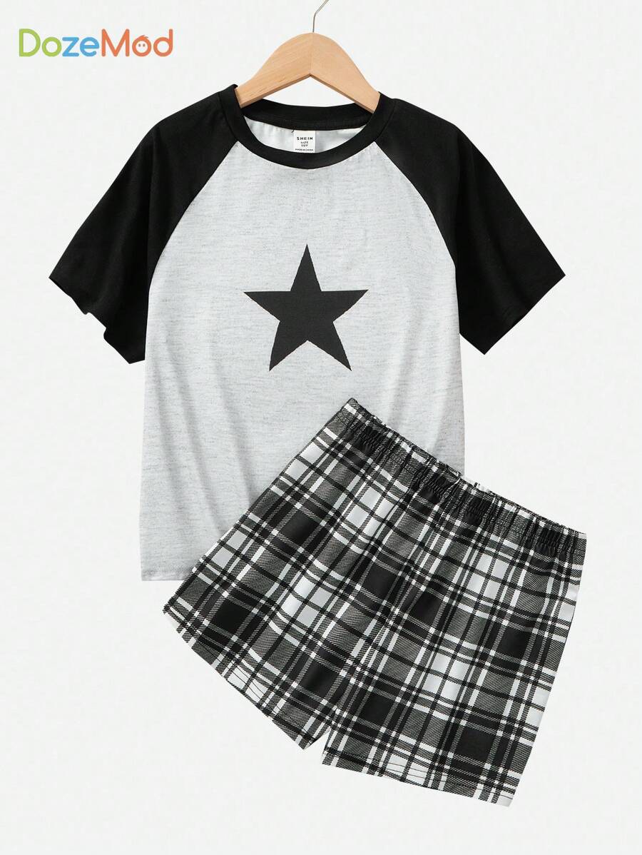 SHEIN Conjunto de pijama cómodo y casual de 2 piezas para niña preadolescente con camiseta de manga raglán con patrón de estrellas y mangas de color bloqueado y pantalones cortos de cuadros simples, retardante de llama