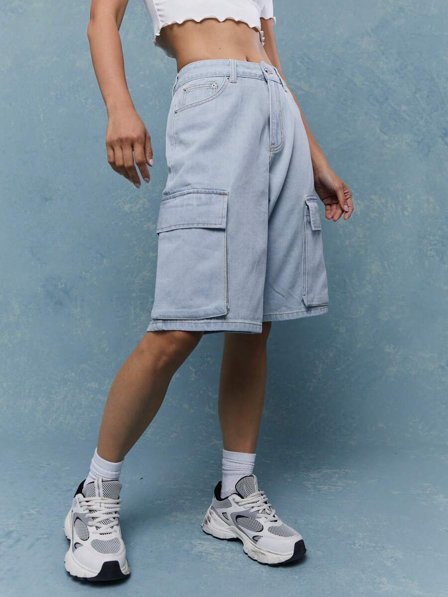 MISSGUIDED Pantalones cortos bermudas de carga de mezclilla con logotipo bordado en la parte posterior