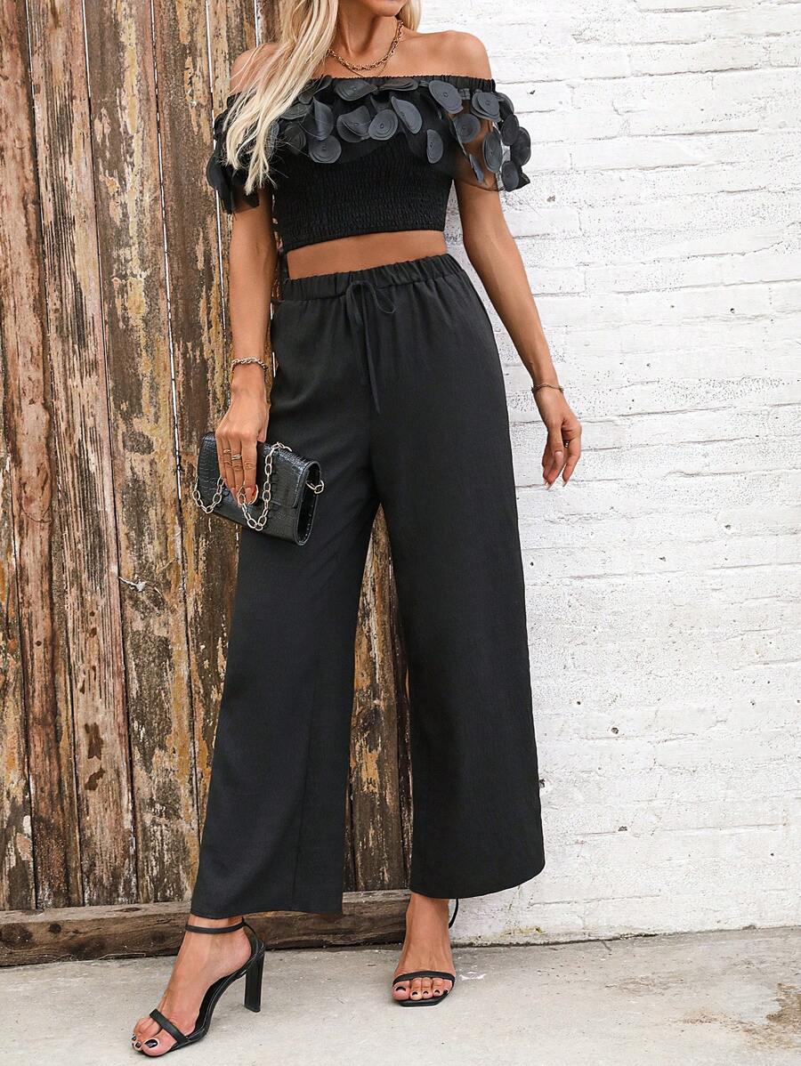 Calvaya Conjunto informal de pantalones con cordón y top hombros descubiertos con aplicación de malla con volantes para resort