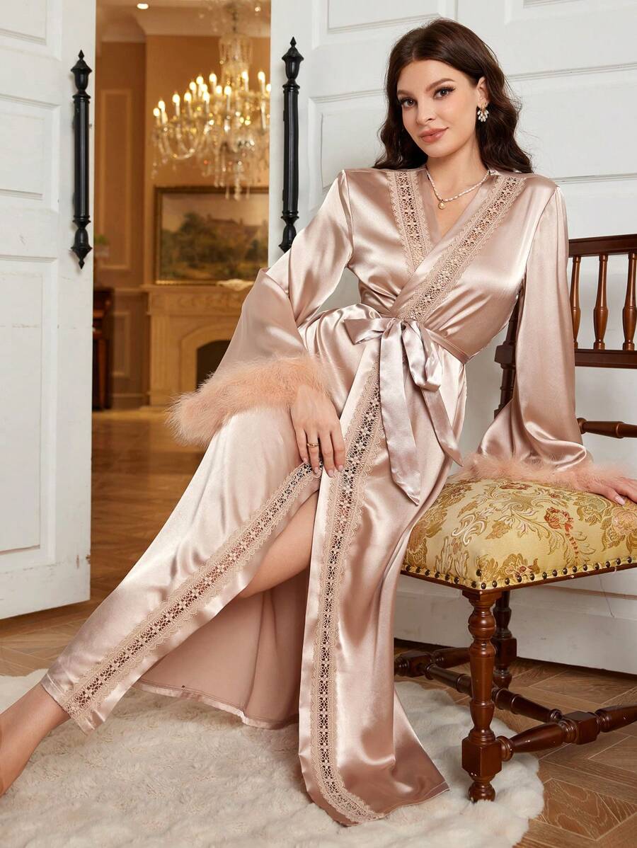 Robe longue en satin avec dentelle contrastée et garniture moelleuse pour femme