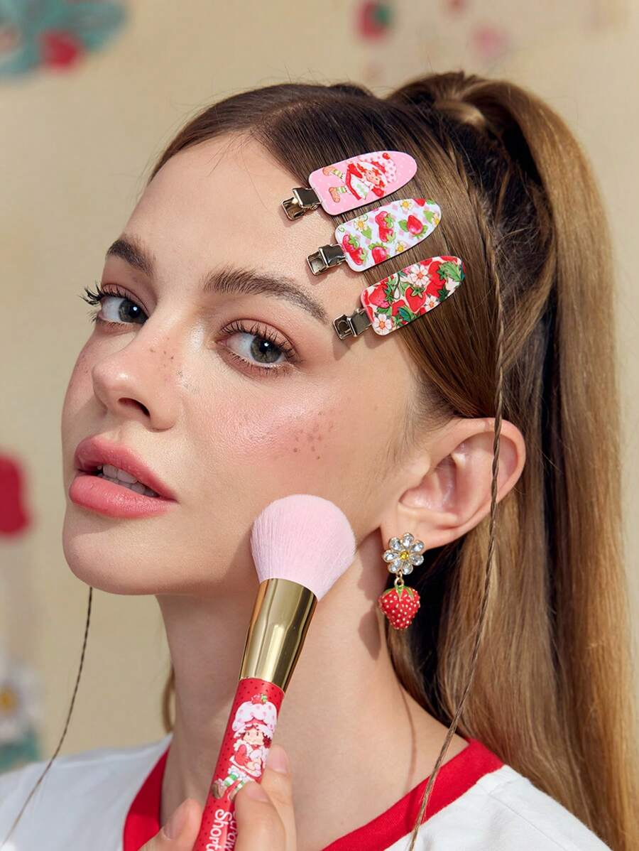 Strawberry Shortcake X SHEIN 6 pièces de clips à cheveux sans plis avec motifs de personnages de dessins animés, de fleurs et de fraises. Ne laisse pas de marques, convient pour se laver le visage, le maquillage, le port quotidien et l'assortiment extérieur. Barrettes à cheveux.