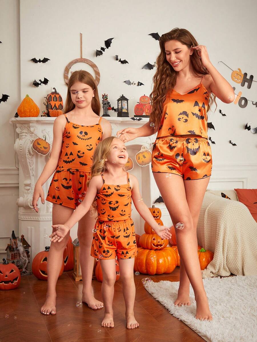 SHEIN Feuerfestes Pyjama-Set mit Cartoon Muster für Kleine Mädchen, Unterhemd und Shorts zum Thema Halloween, 2 Stücke Mama-und-ich-Outfit (3 Sets separat erhältlich)