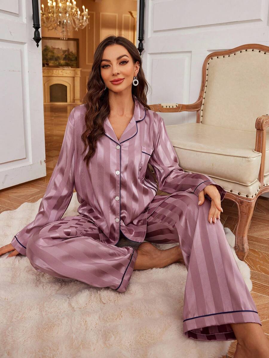 Conjunto de pijama con top de manga larga con botones delanteros y ribete contrastante y pantalón largo, ideal para vacaciones