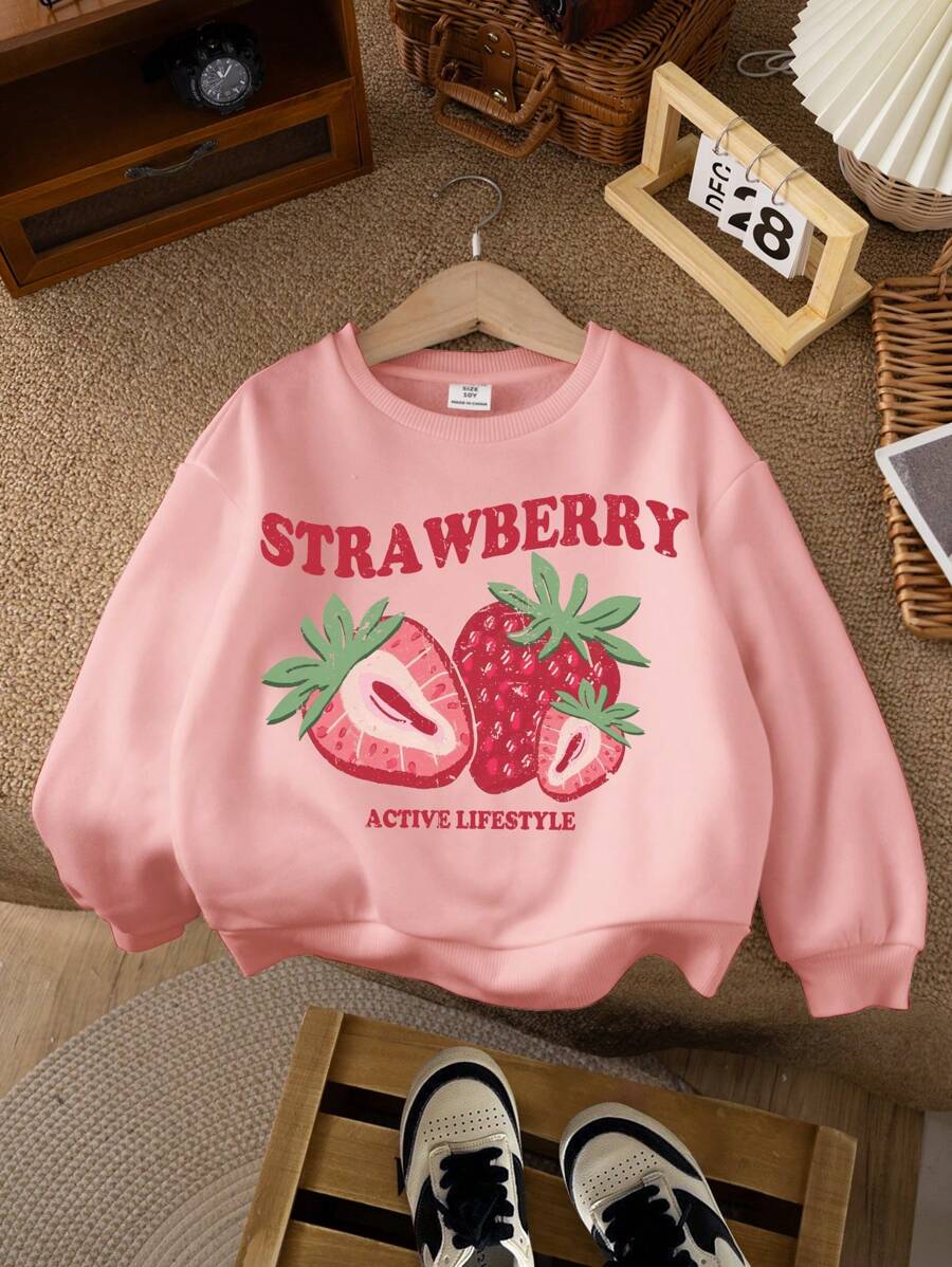 SHEIN Sudadera de cuello redondo informal y vintage con gráfico de letra inglesa de fresa de dibujos animados para niñas preadolescentes, adecuada para looks lindos de otoño e invierno, sudadera de cuello redondo, sudadera rosa, tops estilo preppie, de vuelta al cole para niñas, blusas para niñas, vintage