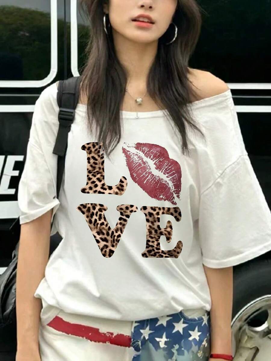 INAWLY T-shirt décontracté ample d'été pour femmes avec col asymétrique imprimé de lettres et de motifs léopard