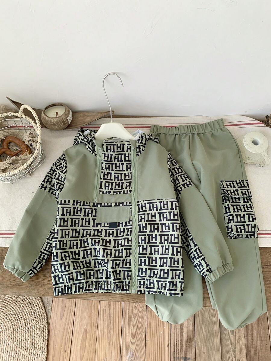 2 Stücke gewebter Windjacken-Anzug für kleine Jungen, Reißverschluss Design Patchwork, geeignet für 4-7 Jährige Jungen zum Tragen im Winter, Frühling und Herbst. Das Outfit ist aus windabweisendem Stoff mit ausgezeichneter Wärmeisolation gefertigt. Für Ausflüge und die Schule, und zeigt einen coolen Look, warm und modisch zugleich. Dieser gewebte Doppelreißverschluss Patchwork Windjacken-Set für Jungen wird eine modische Waffe für Jungen im Winter, Frühling und Herbst, und ihnen einen auffallenden Look verleihen!