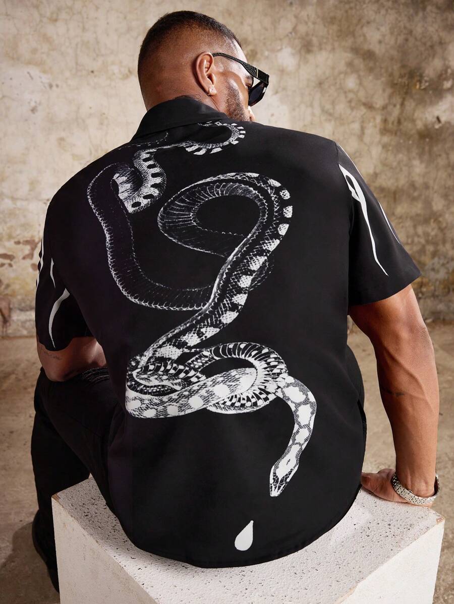 Manfinity Roughcore Camisa informal de manga corta de corte holgado con estampado de serpiente para hombres de talla grande