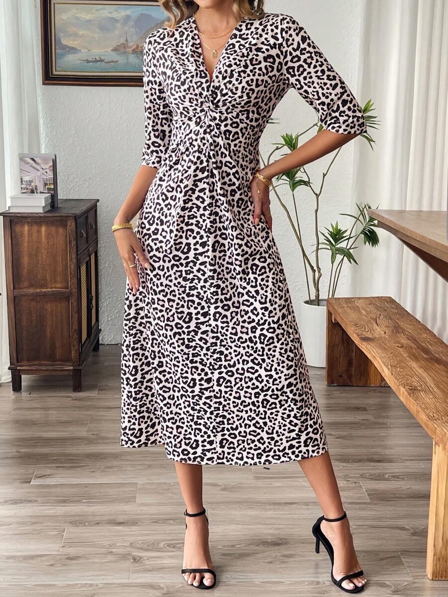 SHEIN Frenchy Robe longue froncée à imprimé léopard, col en V profond, manches courtes, mode pour femmes