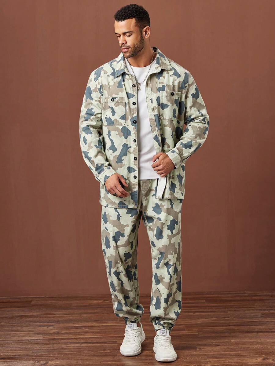 Manfinity Homme Conjunto de top de manga larga con botones y bolsillos con estampado de camuflaje y pantalones vaqueros para hombre de talla grande