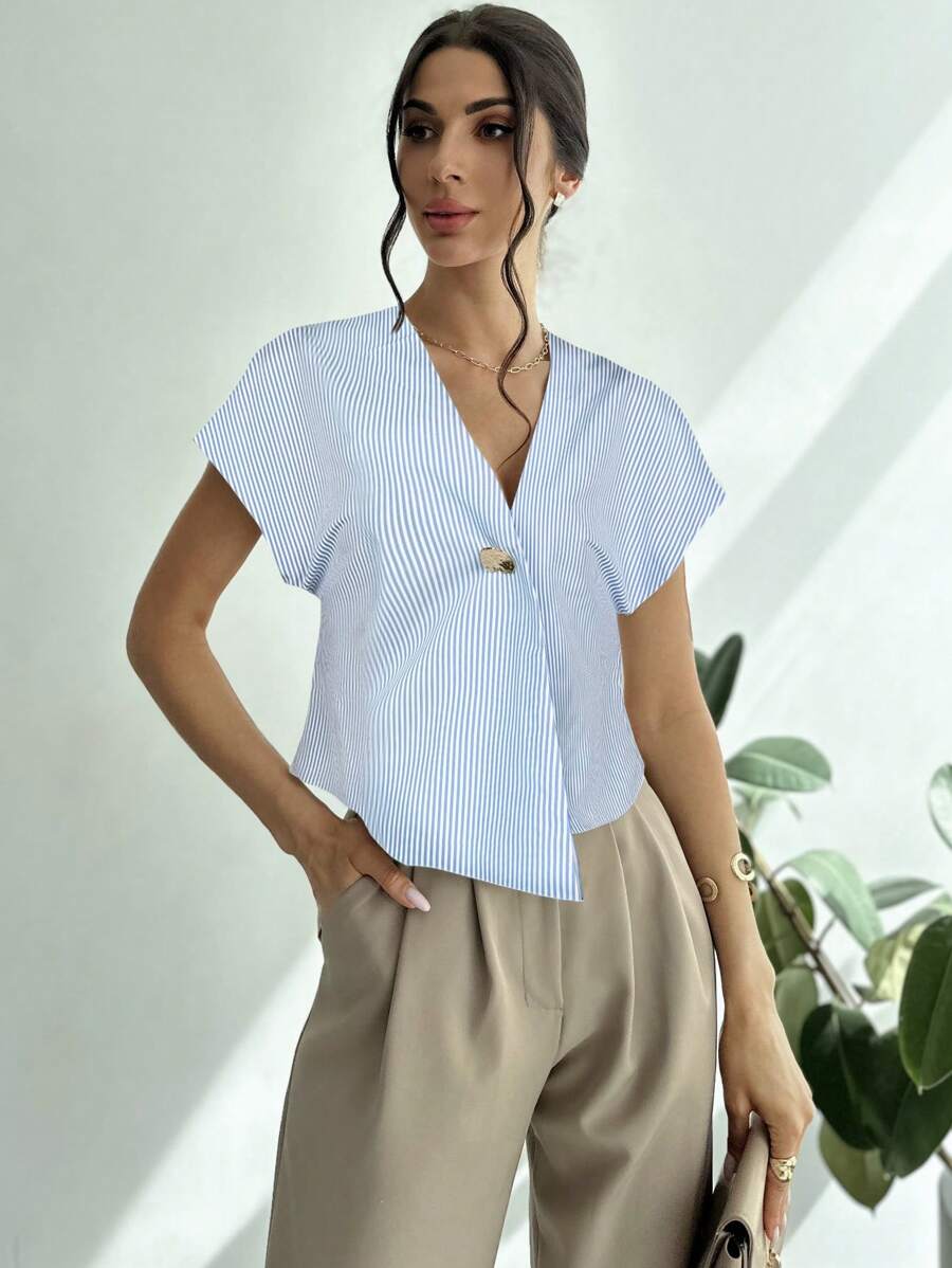 Firerie Camisa casual con cuello en V, estampado de rayas azul y blanco, bajo asimétrico, decoración de metal en la cintura para mujeres