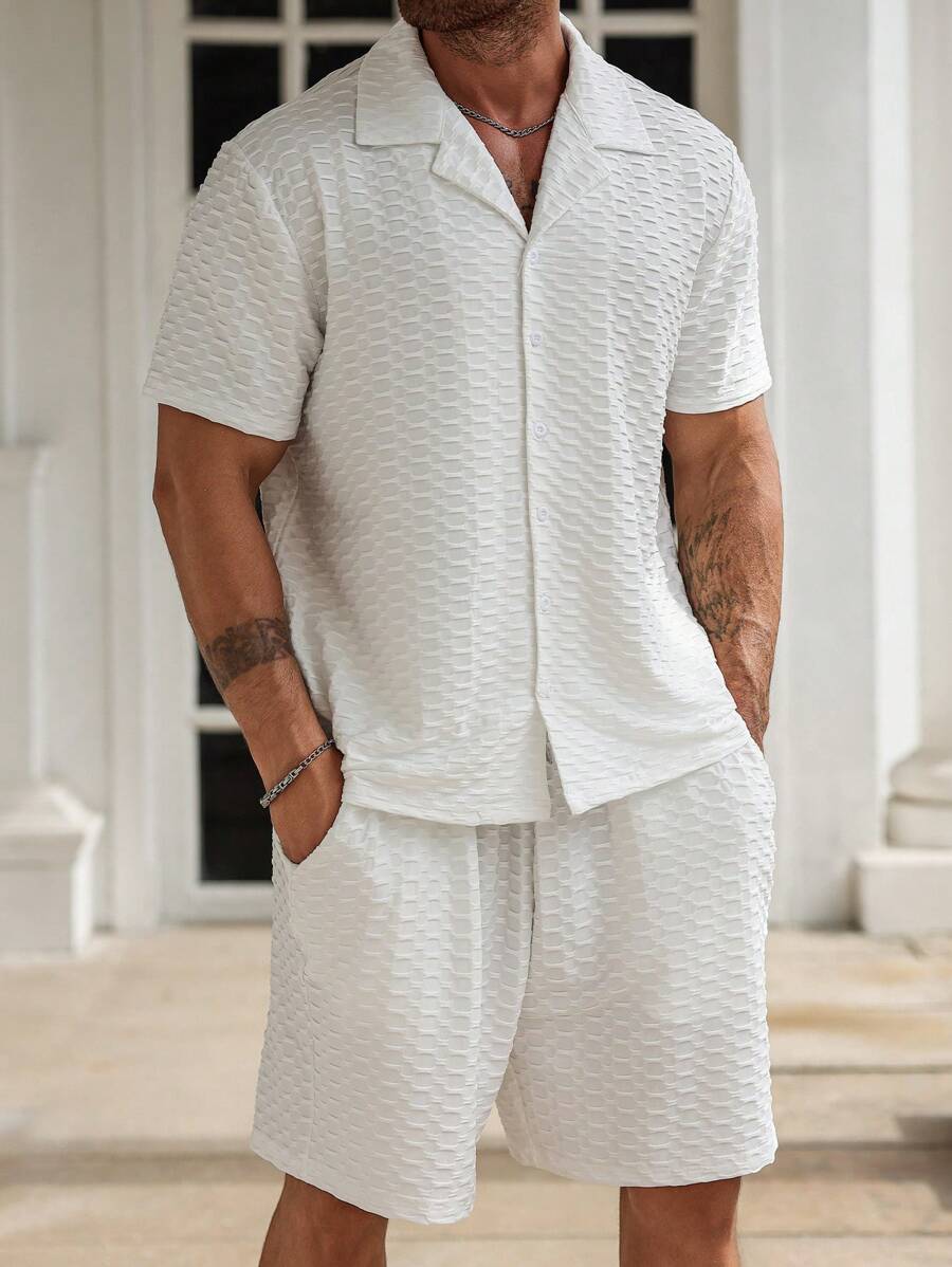 Manfinity Homme Conjunto informal de camisa de manga corta con cuello vuelto de unicolor y pantalones cortos cargo para hombres de talla grande