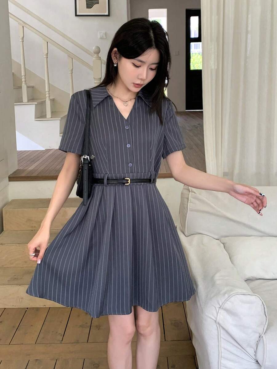 SHEIN Teenager Mädchen Schulanfang Gewebe Streifen V-Ausschnitt plissiertes lässiges Akademie-Stil Kleid