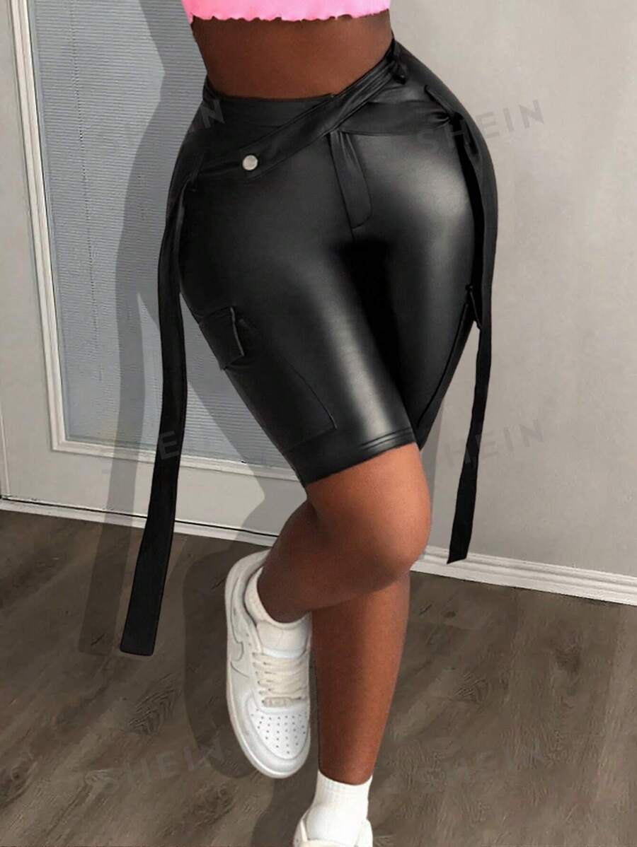 Slaydiva Pantalones cortos de motocicleta negros de PU con bolsillos, decorados con cintas cruzadas tridimensionales, de estilo informal y callejero para mujer