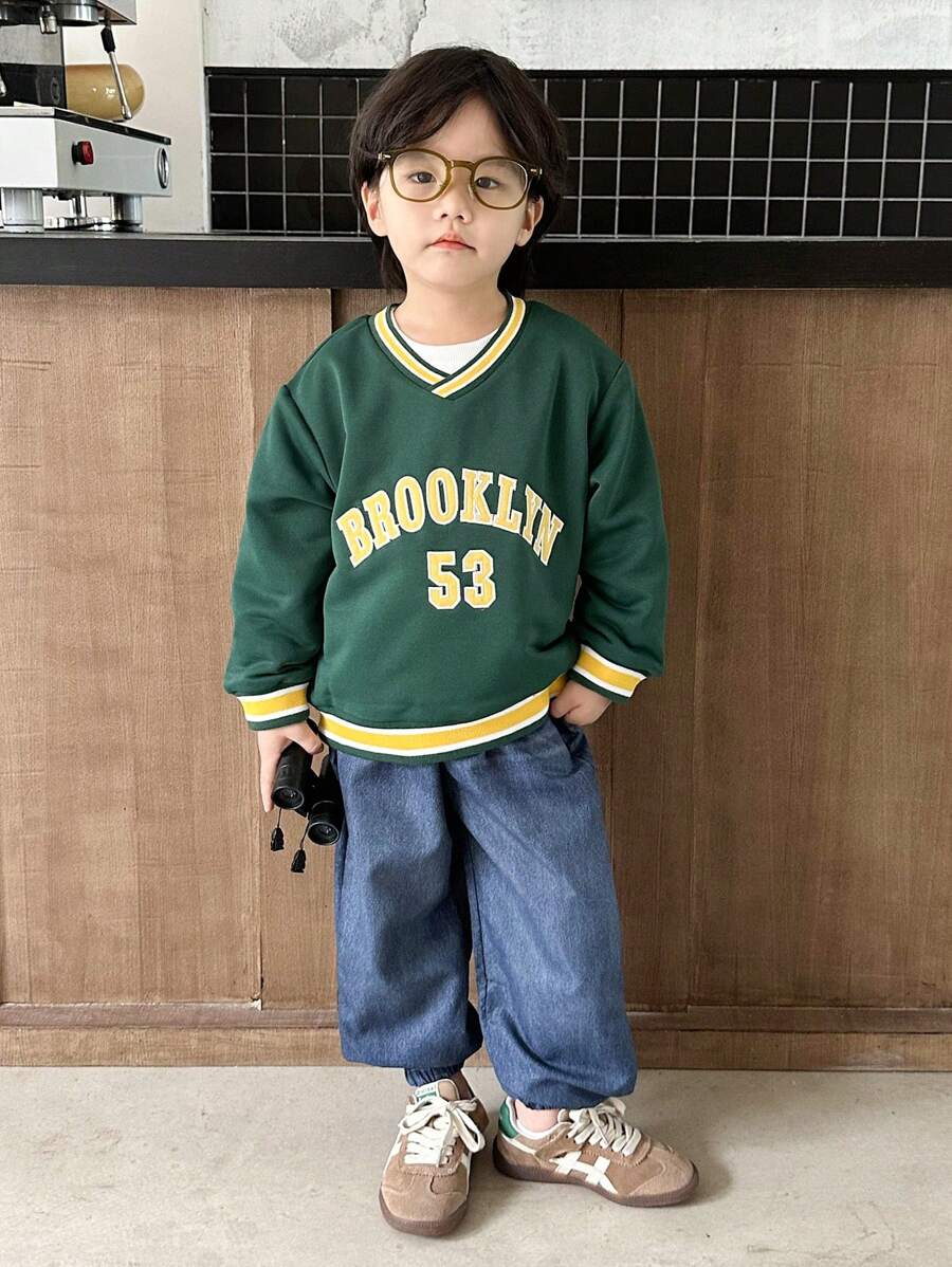 SHEIN 2 piezas Conjunto informal de deportes para niño joven, calle universitaria fresca y linda con sudadera con gráficos de letras y números + pantalones, adecuado para uso diario, escuela, salidas, ejercicio, primavera y otoño