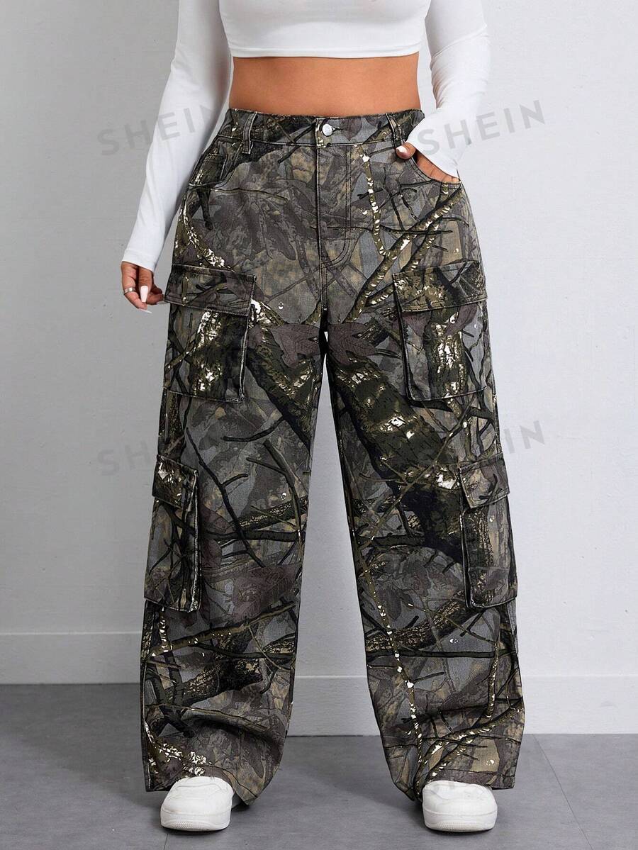 SHEIN ICON Pantalones vaqueros de talla grande para mujer con estampado de camuflaje y múltiples bolsillos