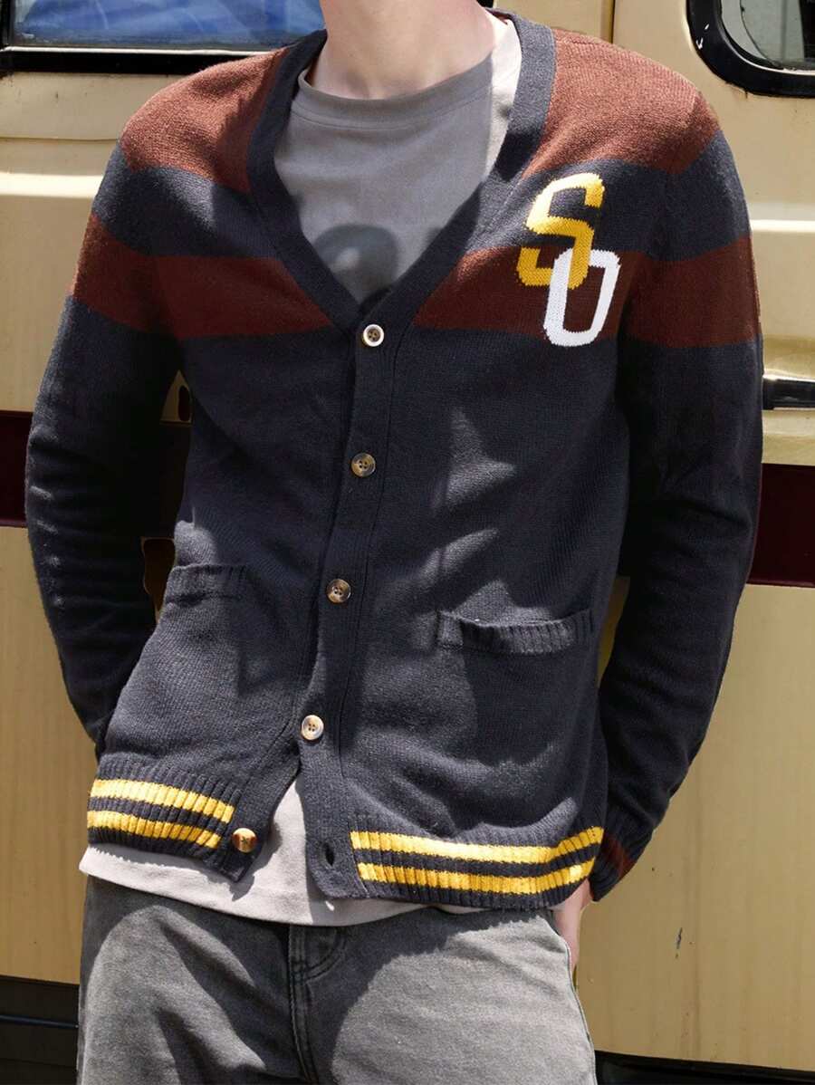 Manfinity Sporsity Jersey minimalista de manga larga con botones delanteros, estampado de letras, bolsillos y diseño de patchwork a rayas para hombre, uso casual diario