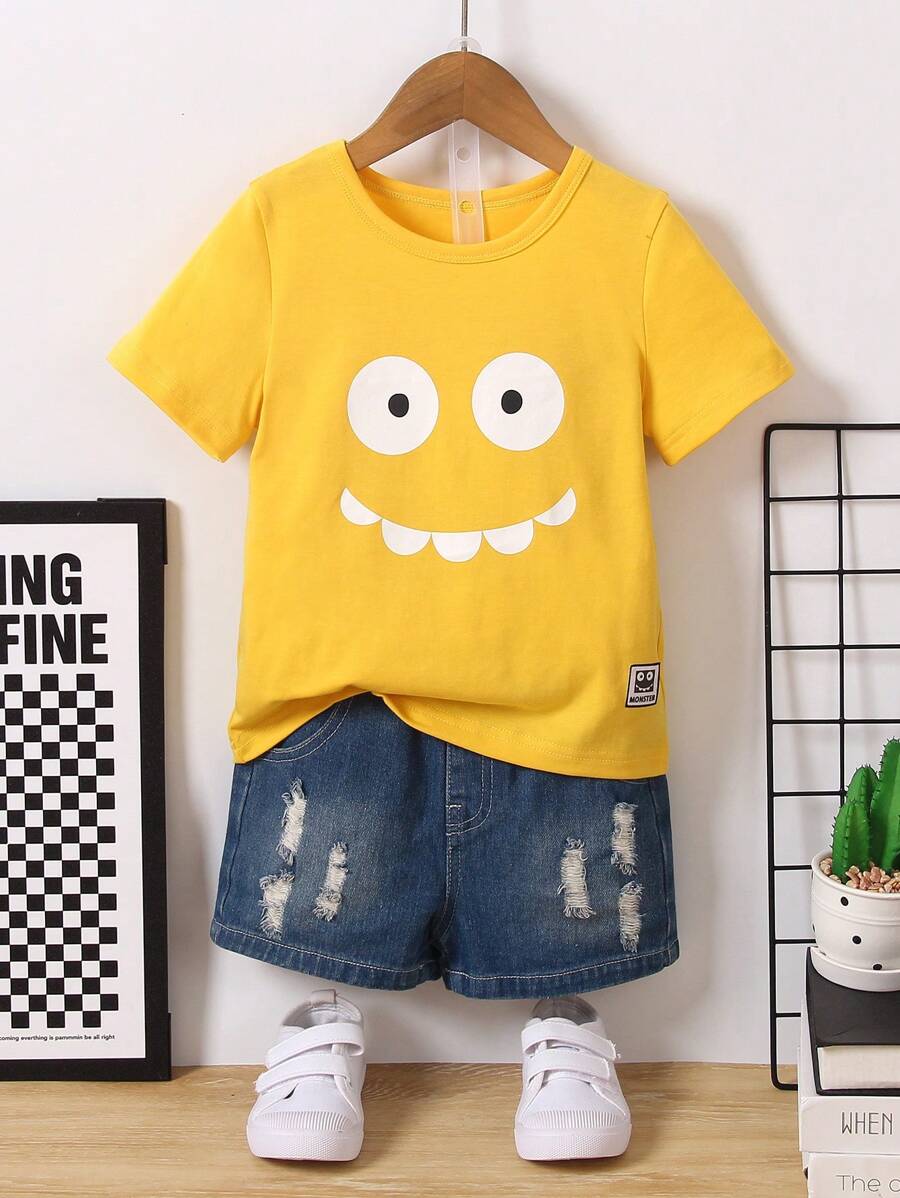 SHEIN Camiseta de manga corta informal con estampado de cara sonriente apta para niños de 4 a 7 años en el verano caluroso. Tela suave y agradable a la piel, de color brillante y con un estampado de dibujos animados que aporta vitalidad y moda. Adecuada para salidas, la escuela o el uso diario, aportando frescura y estilo al niño pequeño en el caluroso verano