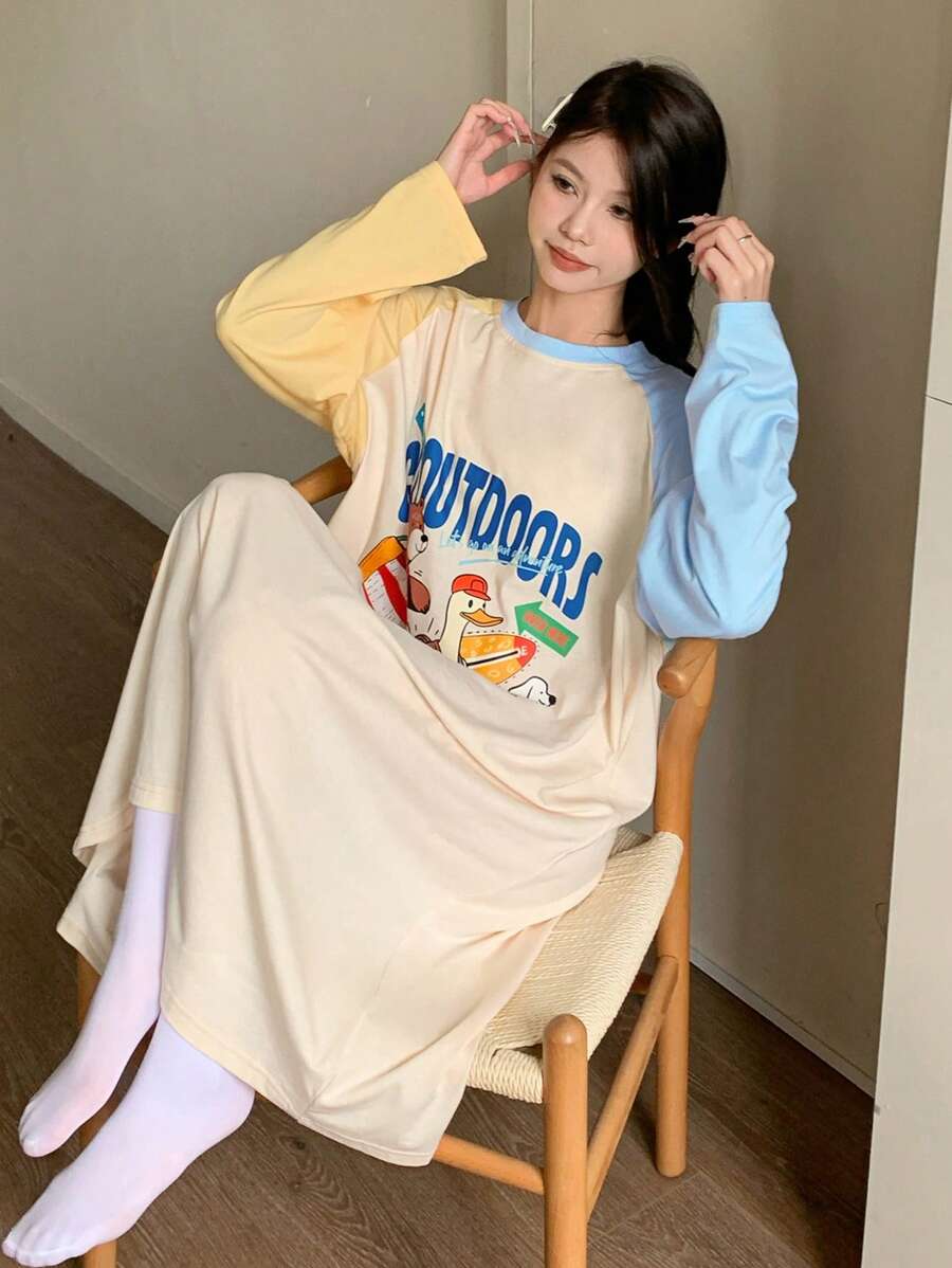 DAZY Vestido holgado de ropa de casa con estampado de dibujos animados, mangas raglán de color contrastante y parches