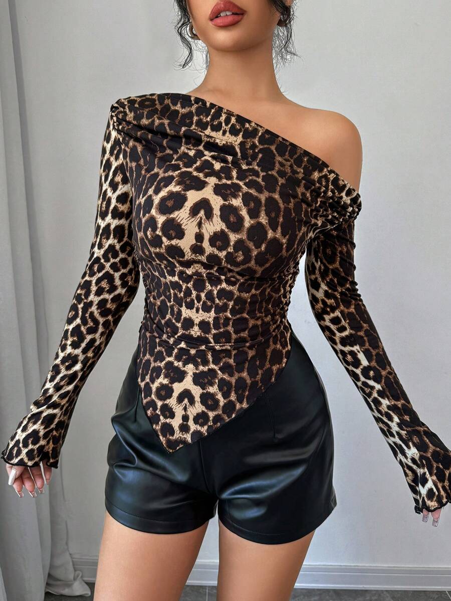 Firerie Camiseta casual de manga larga con cuello asimétrico y estampado de leopardo plisado para mujer, camiseta con estampado de leopardo y bajo asimétrico, camiseta para la vuelta al colegio para diario, fiestas, temporada de regreso al colegio, bodas, disfraces y actuaciones