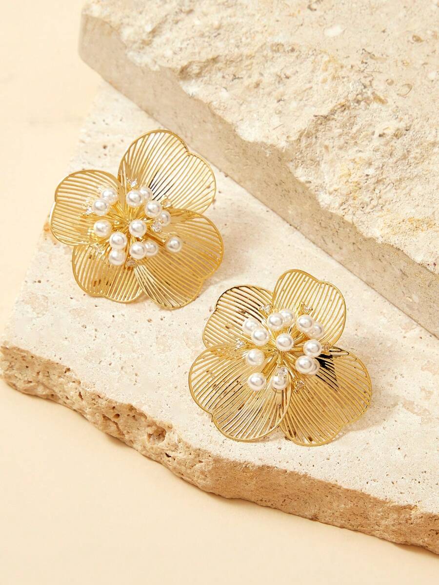 SHEIN Pendientes en forma de flor hueca chapados en oro de 18k