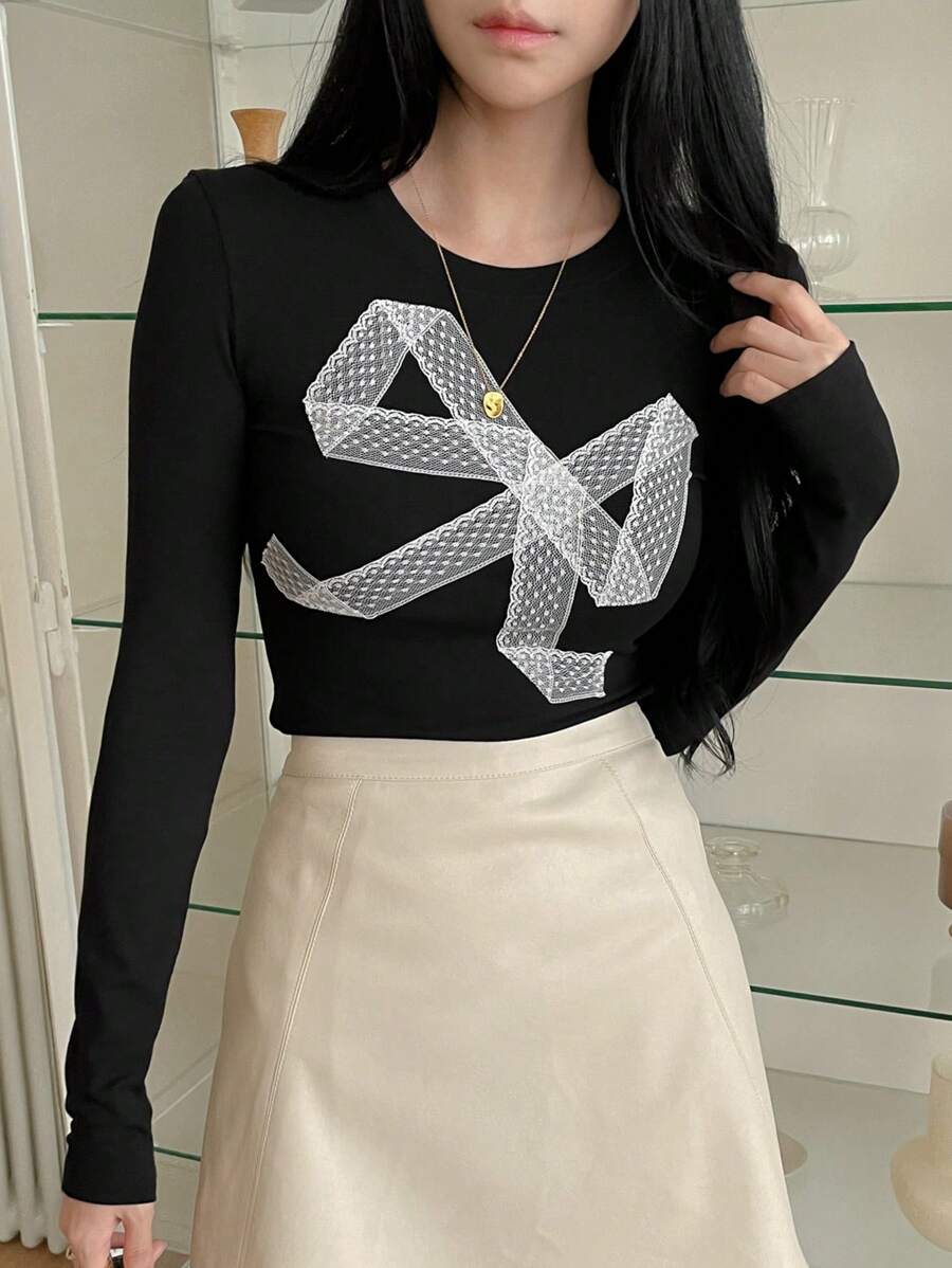 DAZY Camiseta ajustada de manga larga con cuello redondo y estampado de lazo, camiseta gráfica para mujer de otoño
