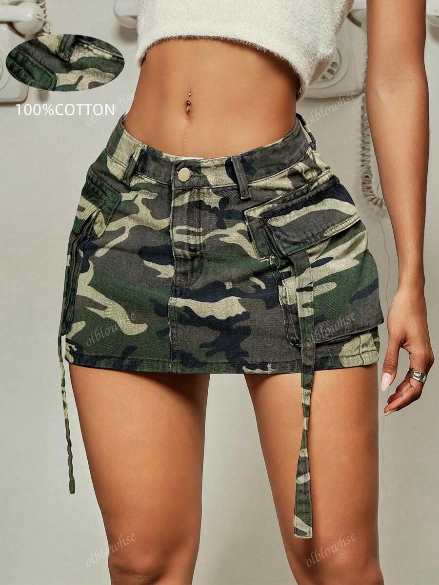 Minifalda de mezclilla en estilo Y2K con diseño de camuflaje vintage, bolsillos con solapa y cinta de carga, corte ajustado al Body