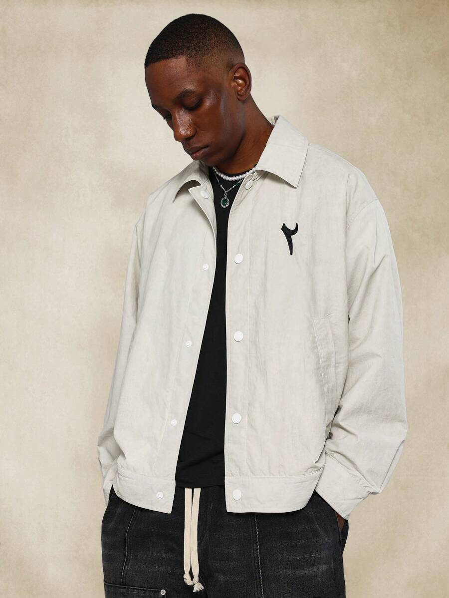 SUMWON Streetwear Button Through Jacket With Arabic Calligraphy Classic Collar Urban Outerwear Contemporary Design Fall Winter Layer