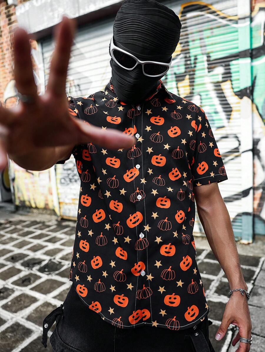 Manfinity EMRG Camisa de verano con estampado total, botones delanteros y manga corta (bajo asimétrico), Camisa de hombre para Halloween, Camisa blanca de botones