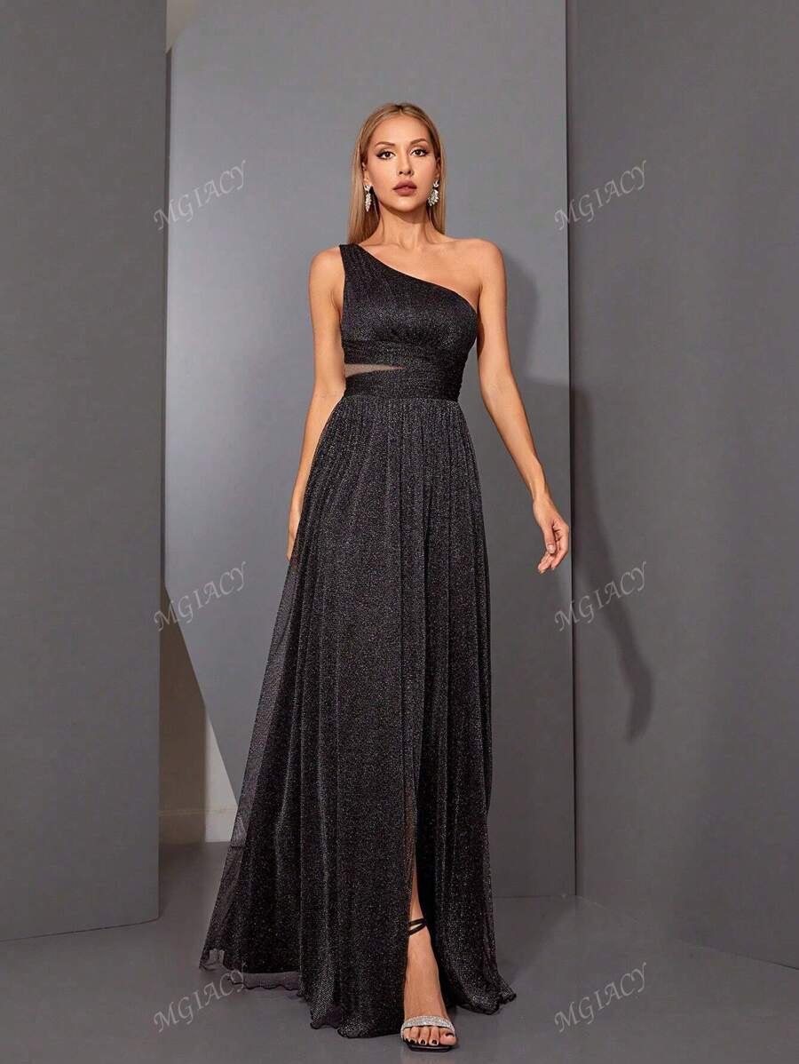 Vestido elegante de dama de honor con sección asimétrica del hombro, pliegues en la cintura y abertura lateral de malla