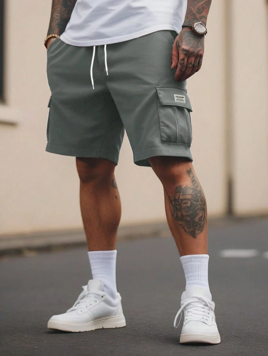 Manfinity LEGND Pantalones cortos con bolsillos cargo, cintura con cordón y estampado de letras para hombres, de vuelta al colegio