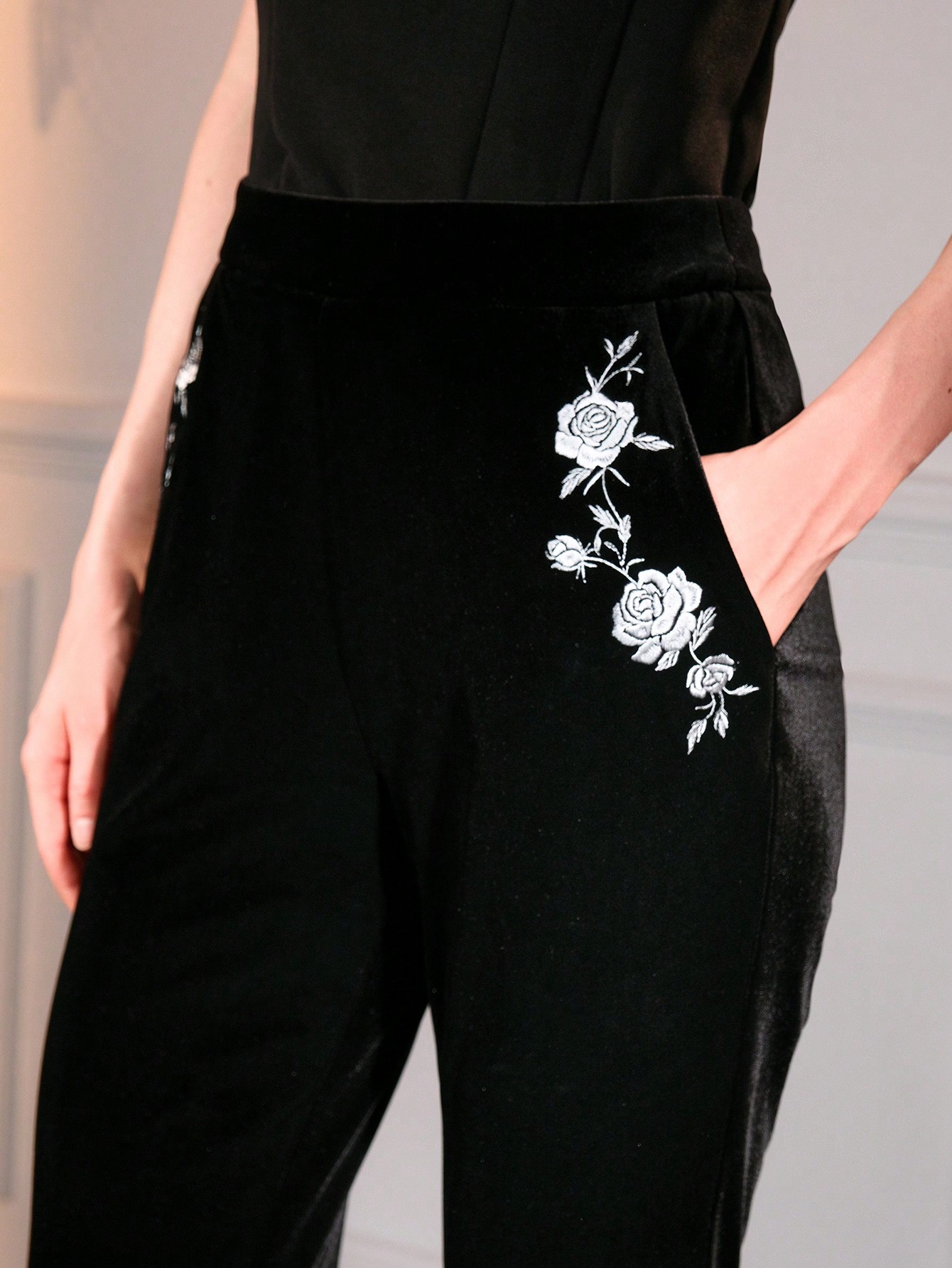The Great Gatsby x MOTF VELVET EMBROIDERY FLORAL PATTERN