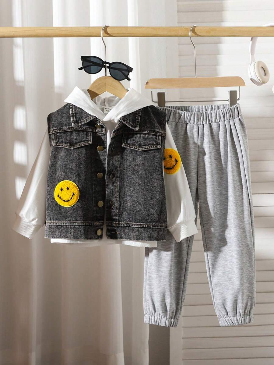 SHEIN 3 buc. Vestă casual de blugi pentru băieți, cu plasture 3D zâmbitoare, hanorac alb și pantaloni de trening gri, potrivit pentru toamnă/iarnă, ținute zilnice, școală, adunări de familie, îmbrăcăminte de stradă