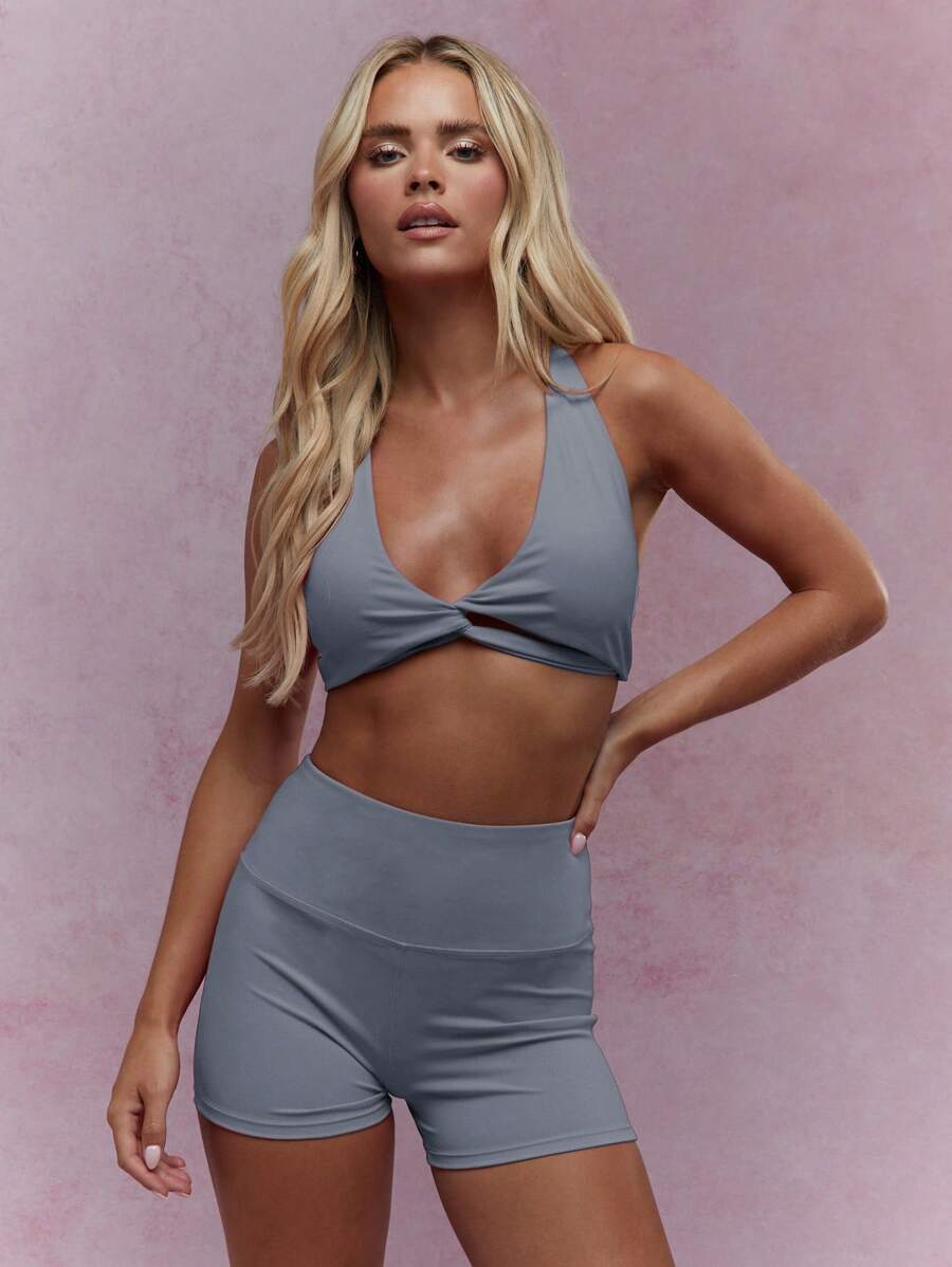 MISSGUIDED Conjunto de ropa deportiva de dos piezas con sujetador deportivo de escote en pico con detalle de giro y shorts