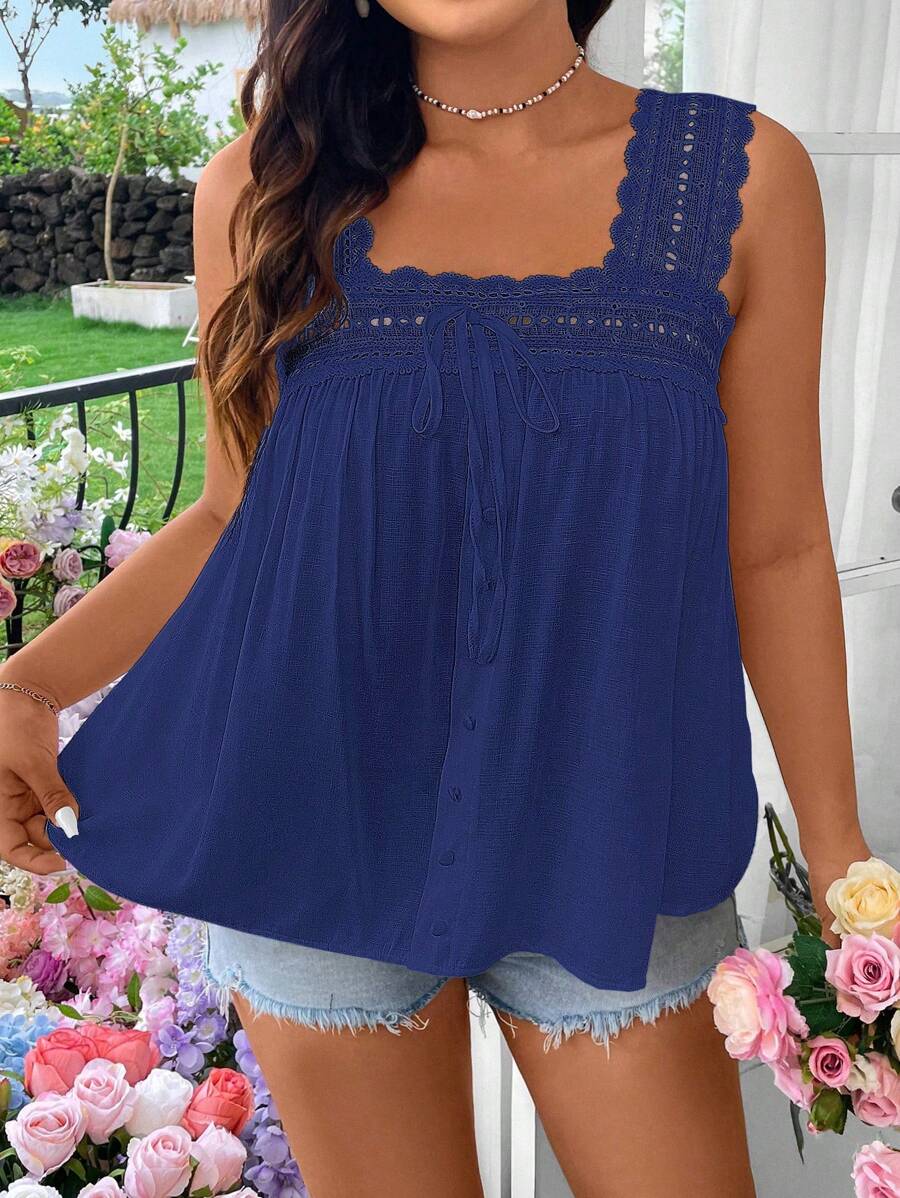 SHEIN SunnyBelle Blusa sin mangas con cuello cuadrado, encaje y parches con adorno floral para tallas grandes