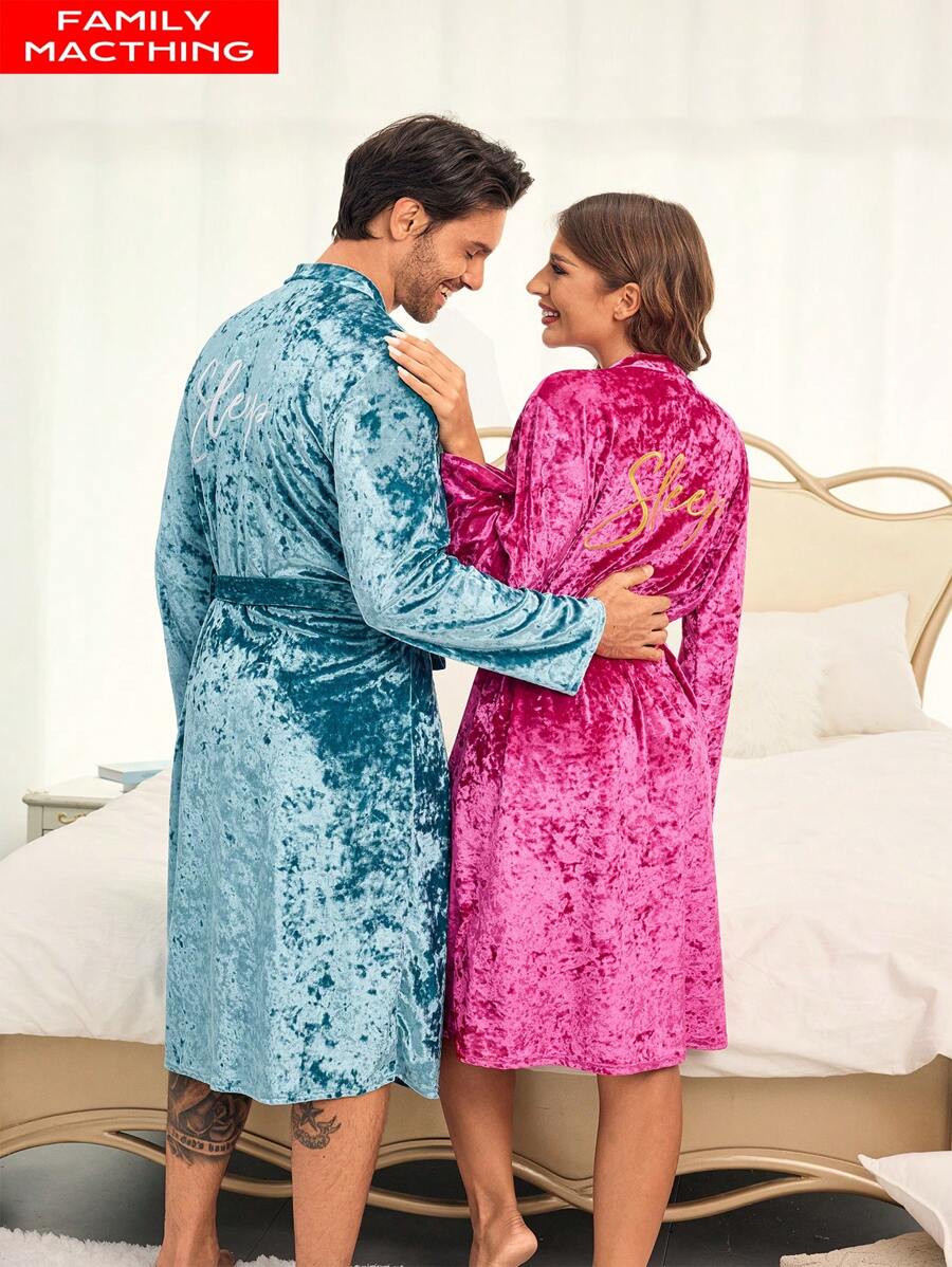 SHEIN Bata larga y cómoda para mujer en color rojo rosa sólido de terciopelo, con bordado de letra en inglés en la parte posterior