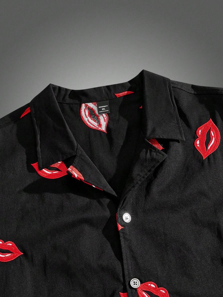 Manfinity VCAY Camisa de manga corta con bordado de labios rojos tejida para hombres de talla grande