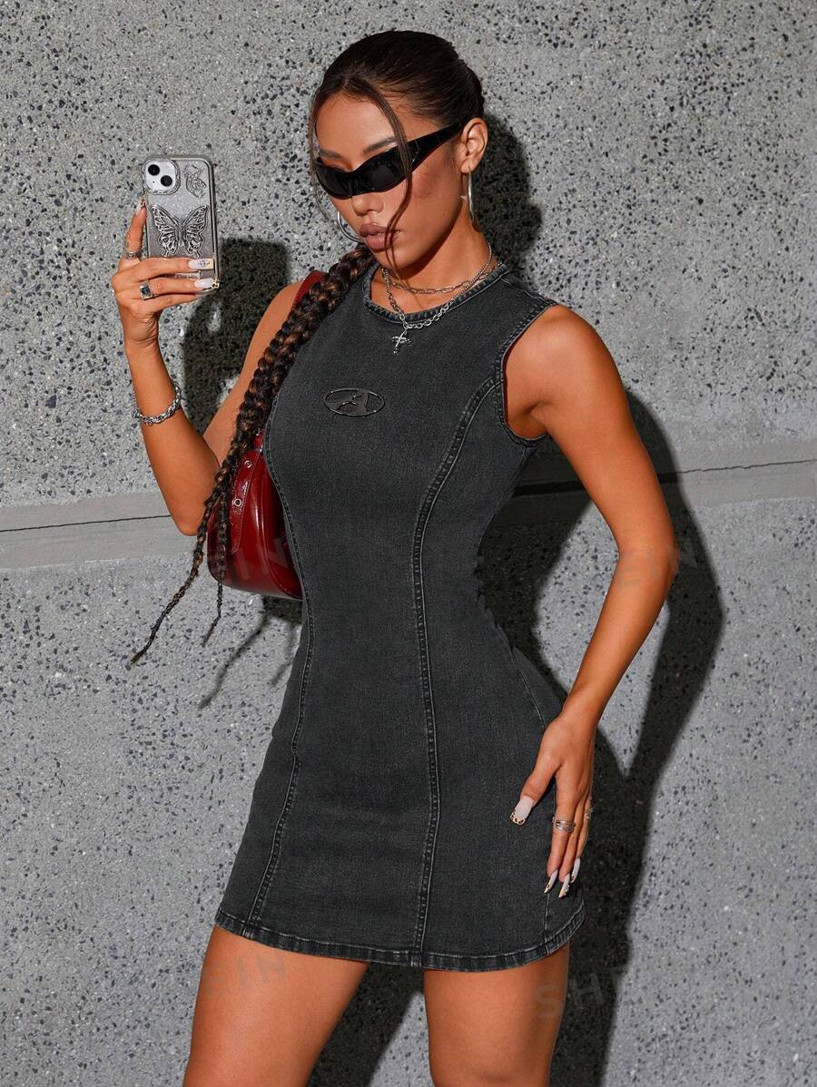 SHEIN ICON Vestido de mezclilla de ajuste delgado sin mangas con cuello redondo y decoración de letra de metal para mujer