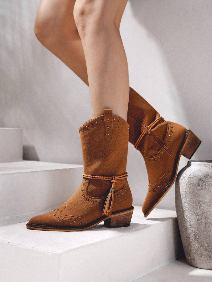 Styleloop Botas hasta la pantorrilla para mujeres con decoración de tachuelas, adecuadas para atuendos de viaje en otoño