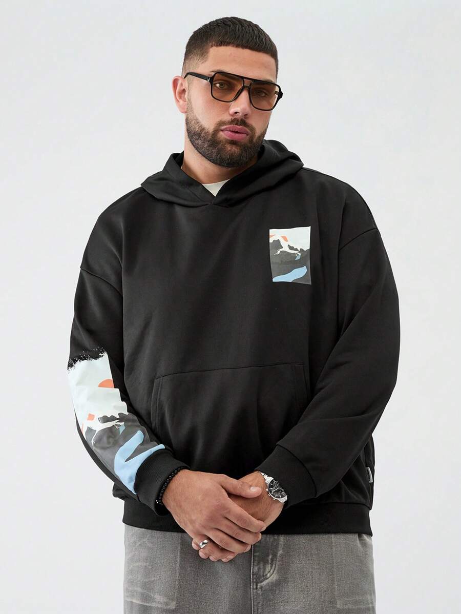 Manfinity NXTstreet Felpa con cappuccio casual con taschino e stampa paesaggistica, vestibilità ampia per uomo taglia forte