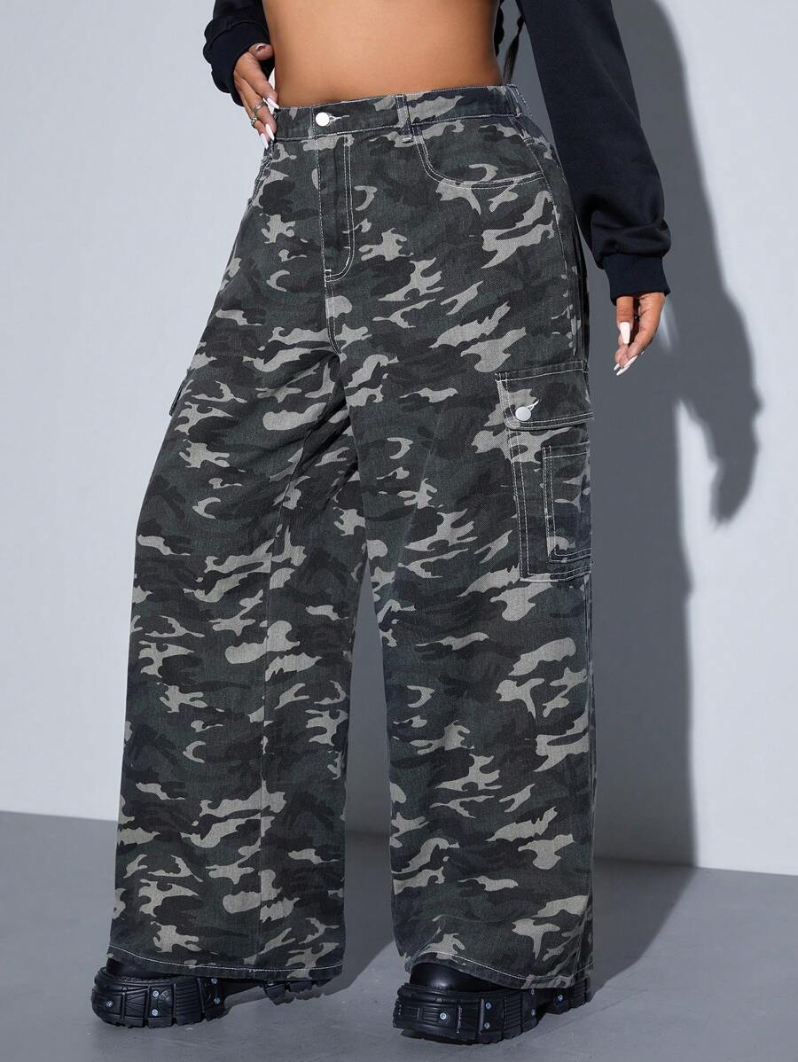 SHEIN ICON Jeans de carga holgados de pierna ancha con estampado de camuflaje de talla grande, pantalones vaqueros para otoño