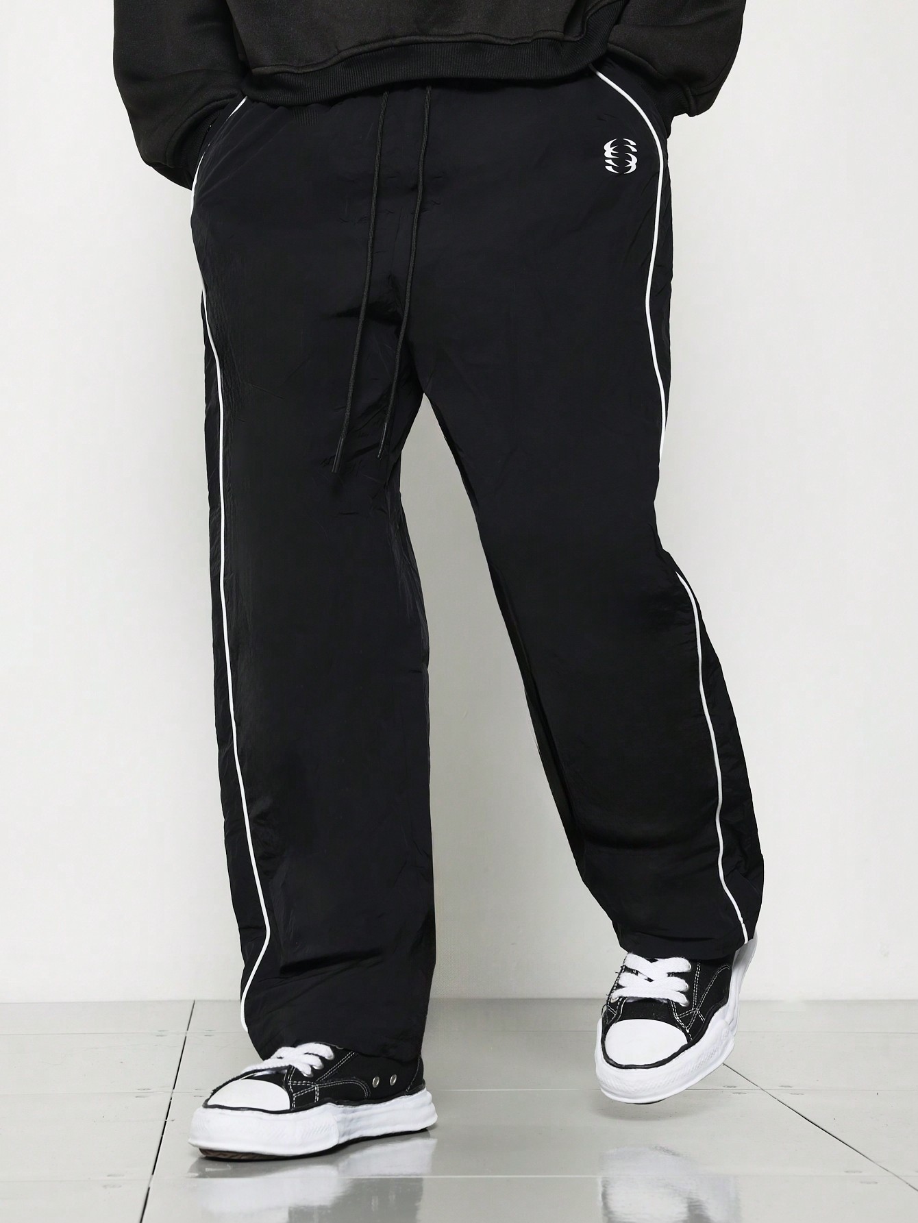 Straight Fit Nylon Pant With Piping Detail｜Sumwon