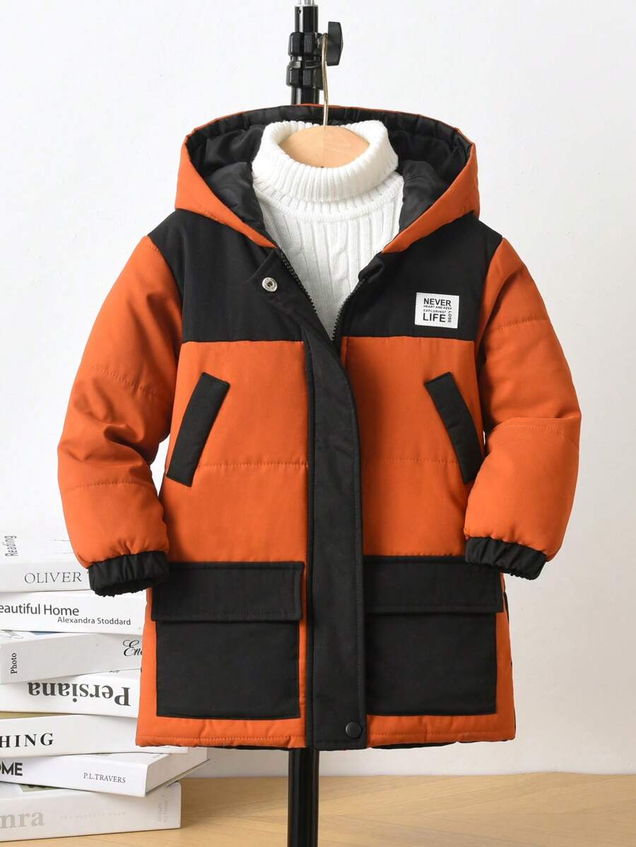 Manteau rembourré épais de mi-longueur pour garçon avec capuche, décoré de patchs colorblocks et de poches multiples. Chaud pour l'hiver