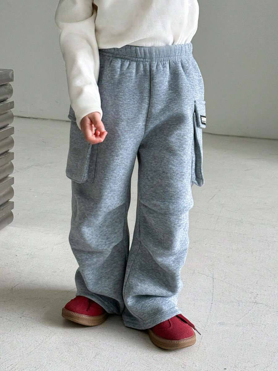 SHEIN 1 pieza Pantalón de chándal cómodo y versátil de estilo universitario casual para niños pequeños, de ajuste holgado, suave, grueso y con forro térmico, con bolsillos y decoración gráfica, adecuado para ropa de niños pequeños, escuela, vuelta al colegio, uso diario, salidas, deportes, otoño/invierno
