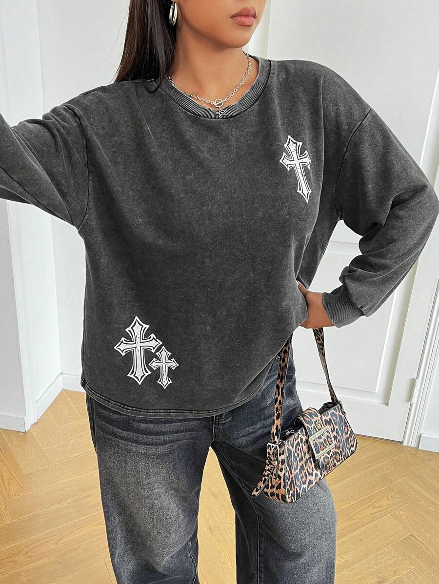 SHEIN EZwear Sudadera holgada de manga larga con cuello redondo, de tejido de punto suave con estampado en cruz, en look retro vintage con lavado ácido, para mujeres de talla grande para usar en campus y calle en otoño