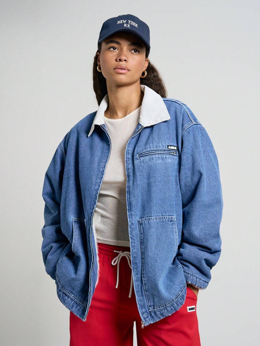 AiiRZ Veste en jean façon survêtement avec col en sherpa, style décontracté pour l'hiver et l'automne. Coupe boyfriend avec poches, style utilitaire et look de rue