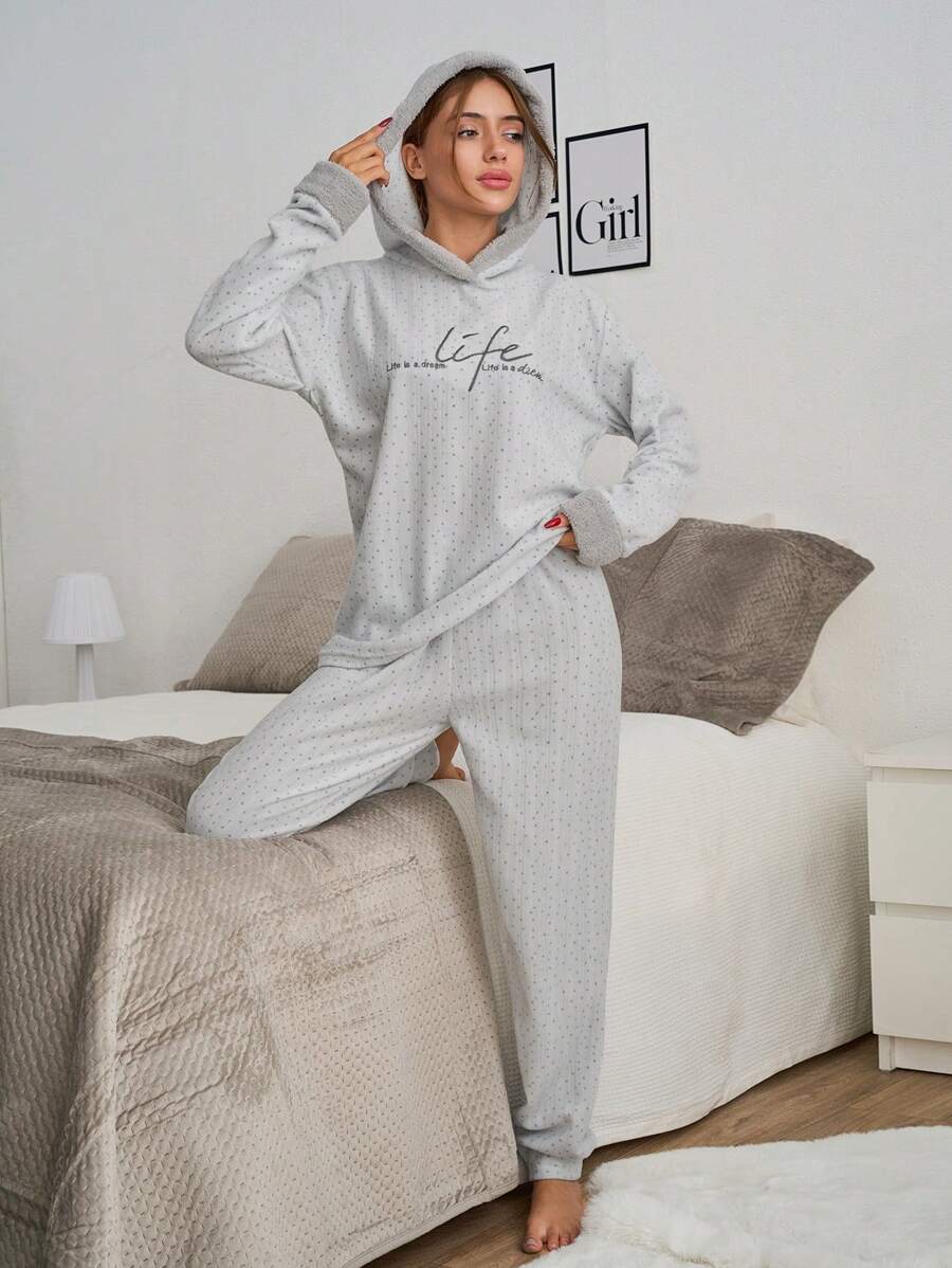 RueChic 2 pièces Set de vêtements d'intérieur en peluche avec motifs à rayures et à pois, avec broderie de slogan et détails de capuche