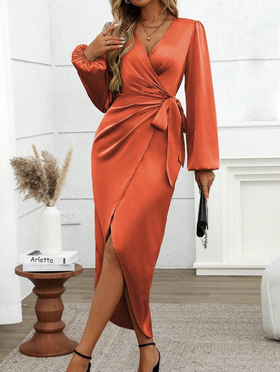 SHEIN Clasi Robe longue à manches longues à encolure en V en satin unicolore brillant, élégante pour soirée. Avec drapé devant, manches bouffantes et poignets boutonnés, taille nouée, ourlet asymétrique. Idéale pour le quotidien et les grandes occasions.